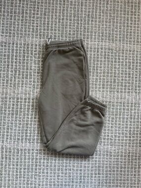 Vuori Women’s Olive Green Joggers